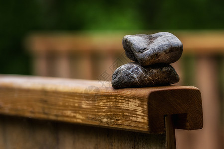 佛教徒木桥上的石头休息符号治疗沉思图片