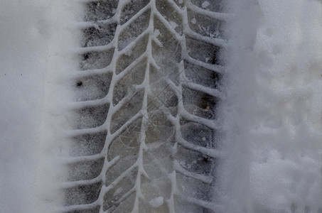 如画冬季保加利亚欧洲Zavet附近雪田风场轮车履带自然背景追踪旅游图片