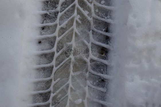 如画冬季保加利亚欧洲Zavet附近雪田风场轮车履带自然背景追踪旅游图片