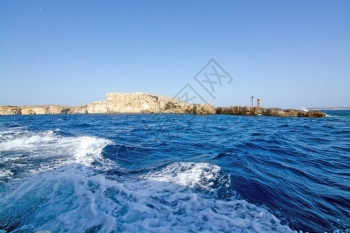 绿松石海上旅游在马耳他科米诺岛附近有山洞和蓝地中海洋水的利姆斯通岩石图片
