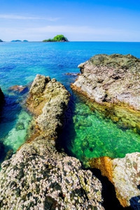 泰国美丽的岛屿向上飘动天堂有清澈海水和石头滩惊人的结石热带图片