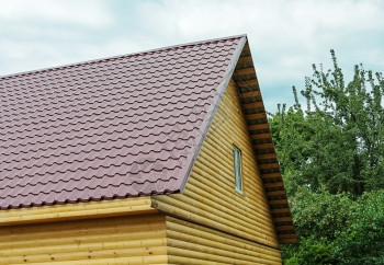 木板新的小型日志新房的铺盖屋顶绿色木工图片