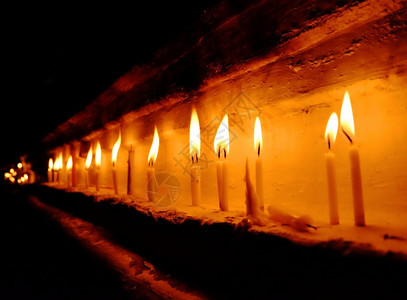 燃烧火焰纪念馆为庆祝和崇拜神祷信仰宗教概念而举行祈祷的蜡烛图片