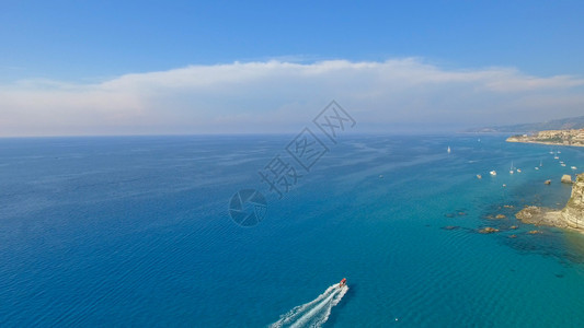 空中高观视船只加速在海洋中航行自由概念高架风景大西洋图片