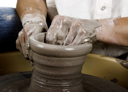 更贴近的图片一个陶艺人工作股价轮垂直的泥工艺图片