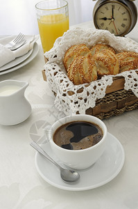 清晨一杯咖啡加新鲜的烤面包卷含芝麻种子果汁和牛奶劳斯莱小时糖果图片