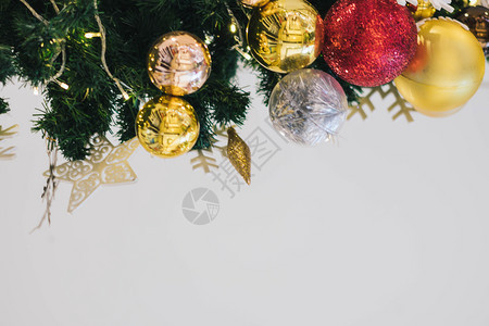 微光空白背景的圣诞装饰品季节雪图片