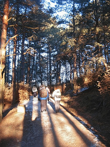 游客户外旅队前往冬季考卡的旅游队伍阴影图片