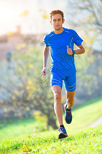 培训中的专业山上跑步职运动员上坡健康自然图片
