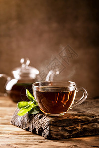 乡村自然玻璃一杯热茶和新鲜薄荷叶图片
