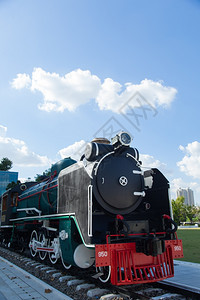 机车力量铁路火蒸汽发动机老旧版本在明亮的天空中技术图片