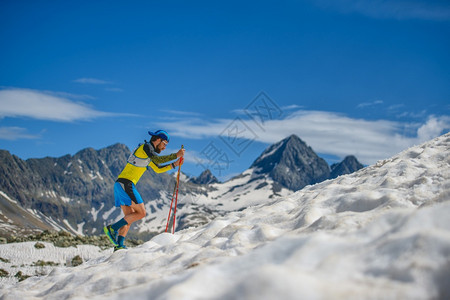 马拉松棍子上山雪带棒的天际训练跑图片
