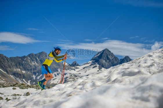 马拉松棍子上山雪带棒的天际训练跑图片