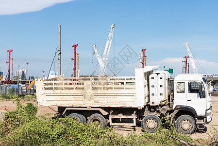 重型卡车在城市建筑工地附近停放图片