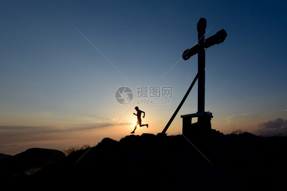 自然在山顶的太阳下运行人休光月带着在山顶上坡男人图片