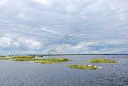 水波罗的海中瑞典群岛奥兰海岸边与小绿岛屿的沿海湿地和小绿岛沼泽自然图片
