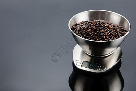 电子秤碗中咖啡豆背景图片
