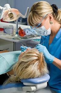 给病人治疗牙齿的医生图片