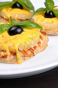 一小片菠萝配奶酪橄榄和烤面包鸡肉一种饮食的拉图片