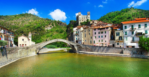 意大利传统中世纪村borgoLiguria的Dolceacqua用旧桥看结石历史假期图片