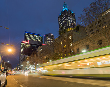 夜晚长在市街对面的墨尔本市电车照明上旅行图片