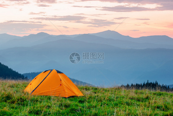 野外草地上的帐篷图片