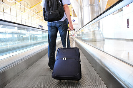 终端航班行李旅者在高速走上携带一个手提箱图片