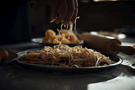 在撒了面粉的表上制作意大利比萨的手特写制作意大利比萨的手特写午餐一种准备图片