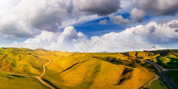 新西兰海岸边的空中观察山丘和植被夏天美丽的北图片