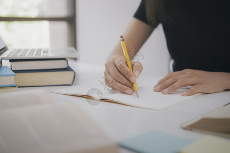 正在写字的学生手部特写图片