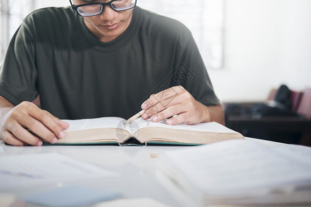 正在阅读的男同学图片