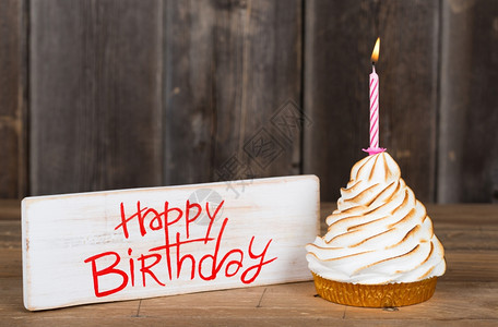 火一种生日快乐旁边有一个蛋糕来庆祝纸杯图片
