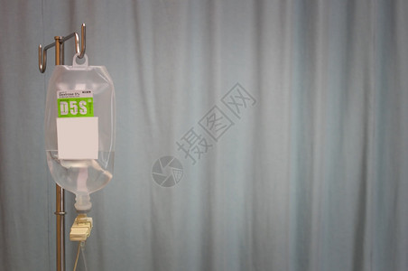 IV包挂在病人房间金属杆上的盐袋四治疗关心站立图片