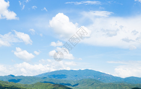 白天阳光明媚的气和夏云彩笼罩空爬坡道环境季节图片