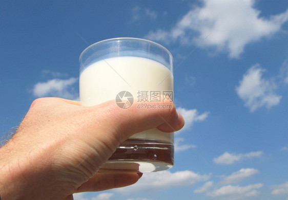 清爽自然奶油的手里有一杯牛奶图片