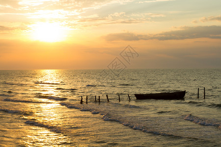 自然美丽的日出在海上和渔船黄色的日落图片