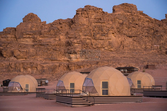 在约旦瓦迪鲁姆沙漠的马尔提安圆顶帐篷上方的恒星户外阿拉伯图片