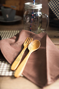 木勺和叉子放在餐巾纸上店铺准备图片
