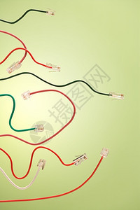 使用权生活绿色背景的计算机网电缆和话插孔线宽带图片