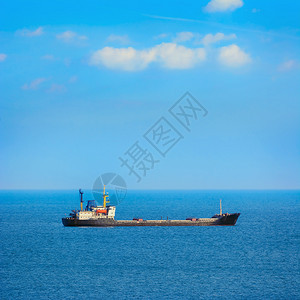 航行主要的黑色海干货船上图片