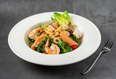 贝类碗营养带虾金鱼和章的冷海食物沙拉图片