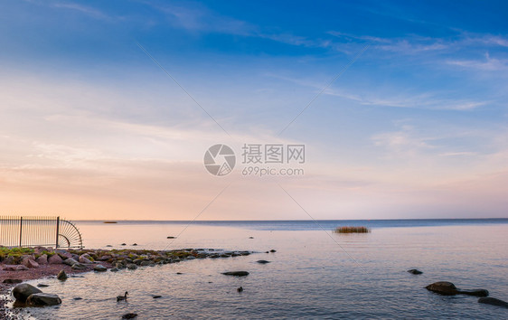 日落时海湾的晚间全景日落时海湾的夜晚全景观天空闪光图片