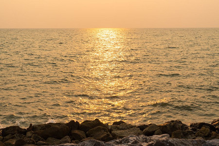 旅行黎明橙海中日落的太阳光照耀着夜晚的海面图片