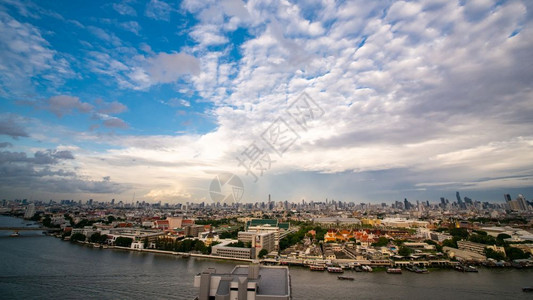 运输沿Chaopraya河的曼谷城市风景从高处看蓝色天空和云彩城市的风景优美图片