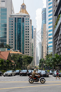 CrossStre街的摩托车手通过与新加坡鲁滨逊路的交叉口通行证亚洲人区图片