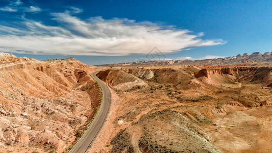 无人机夏季横跨美丽的峡谷公路空中观察旅行沙漠图片