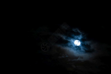 黄昏星满月和云在满月之夜笼罩天空卫星图片
