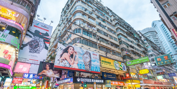 人群们香港2014年5月2日04年5月2日城市街道沿线的旅游者和地方居民每年吸引150万人图片