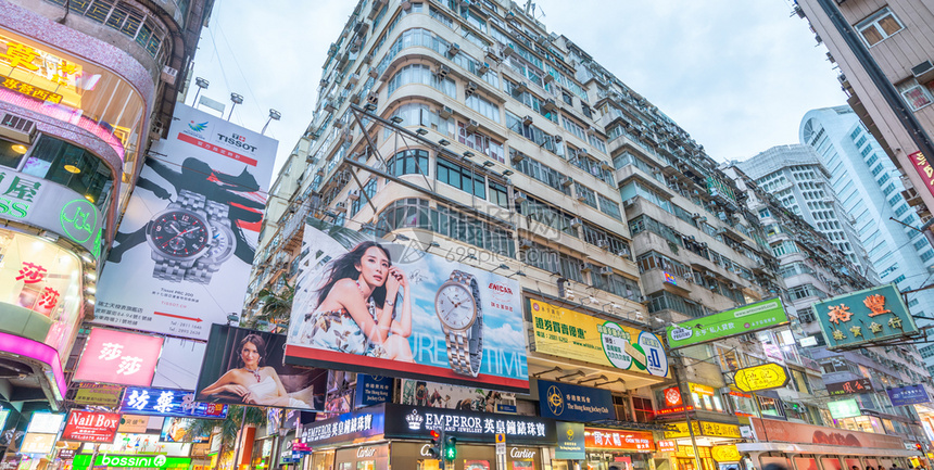 人群们香港2014年5月2日04年5月2日城市街道沿线的旅游者和地方居民每年吸引150万人图片