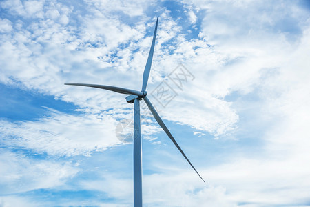蓝色天空的风力涡轮机电戏剧工业的图片